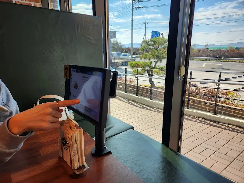 창밖 풍경을 바라보며 식사하는 모습