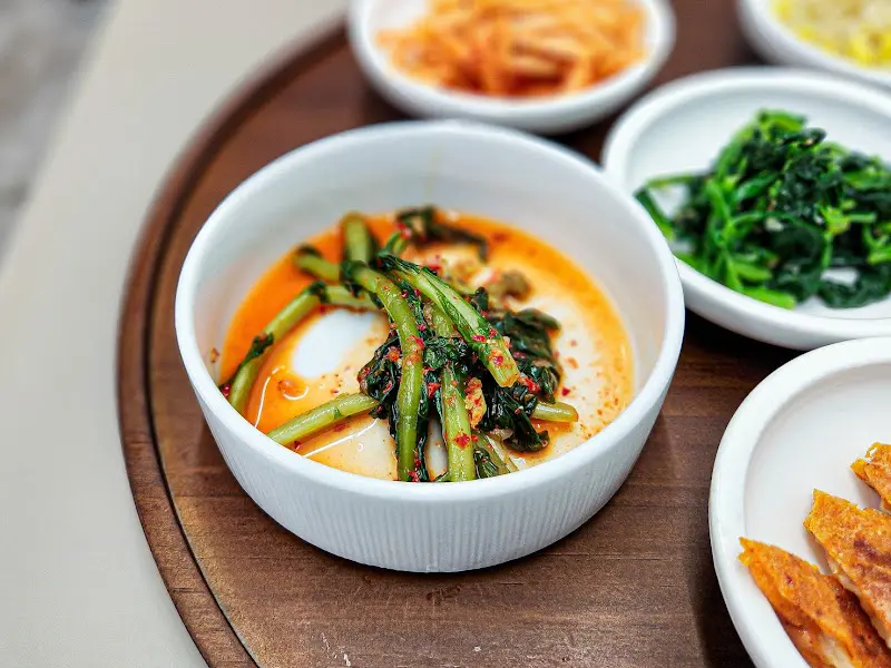 싱싱한 열무가 듬뿍 들어간 열무김치의 모습