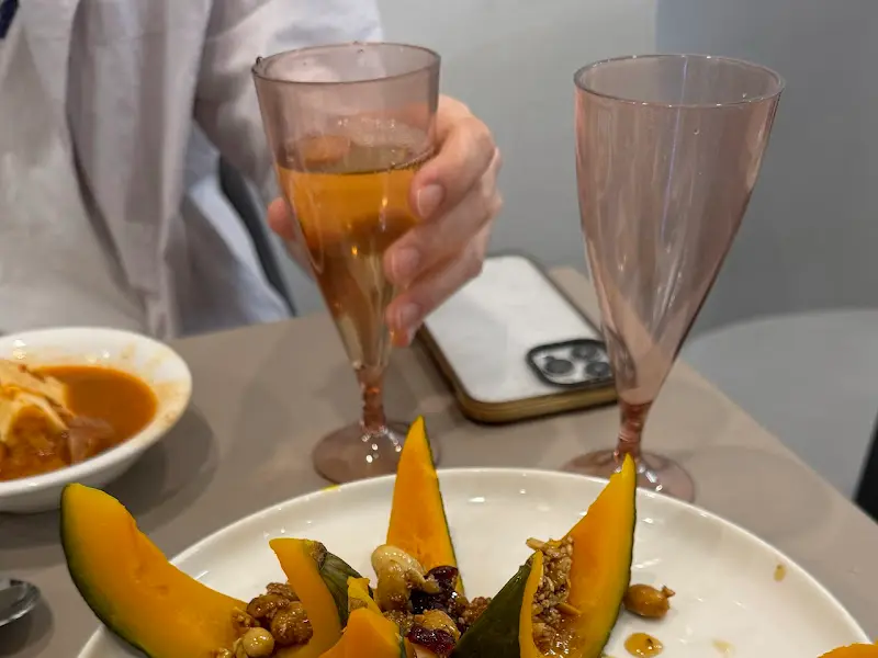 분홍색 잔에 담긴 술