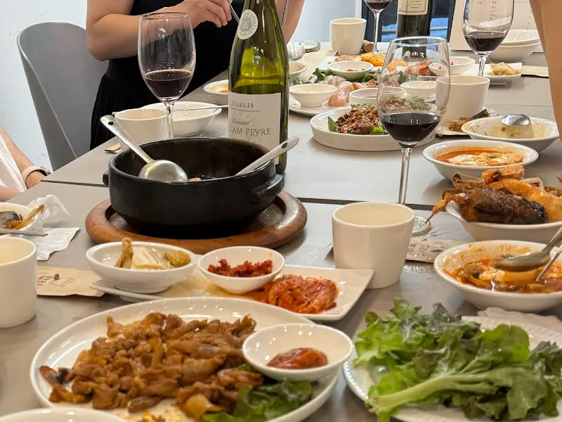 다양한 메뉴가 차려진 테이블 전경