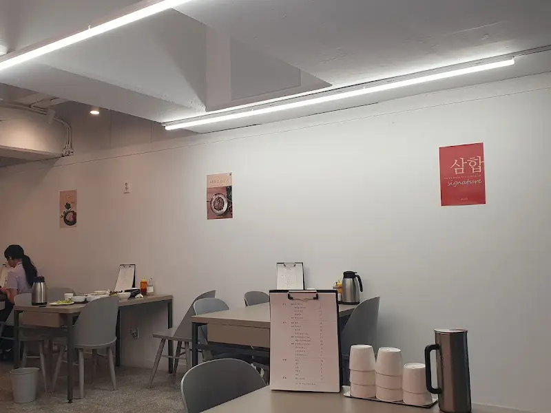 진주청국장의 밝고 깔끔한 내부 모습