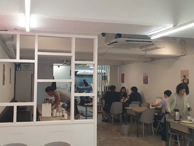 손님들로 북적이는 진주청국장의 내부 모습