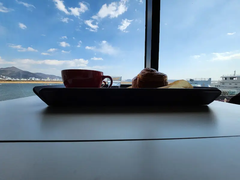 커피와 빵이 함께 놓인 쟁반