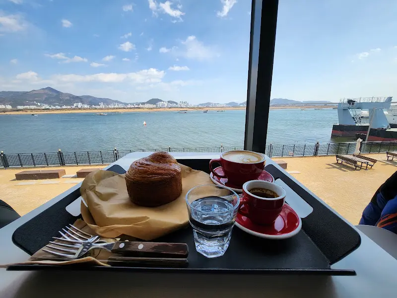 쟁반 위에 놓인 커피와 빵