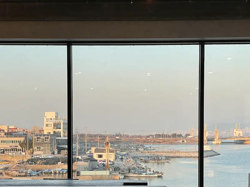 카페 내부에서 바라본 낙동강 풍경