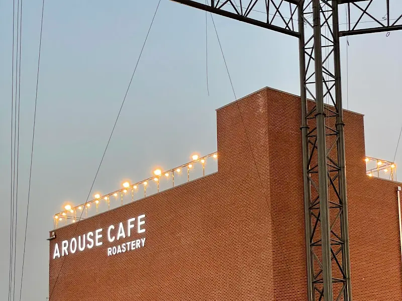 어라우즈 로스터리 카페 건물 야경