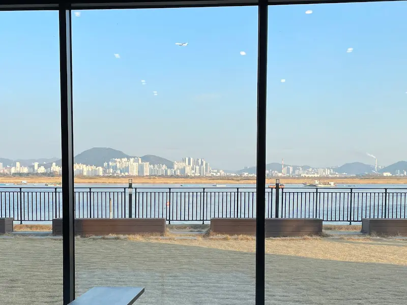 통유리창으로 보이는 낙동강과 하늘