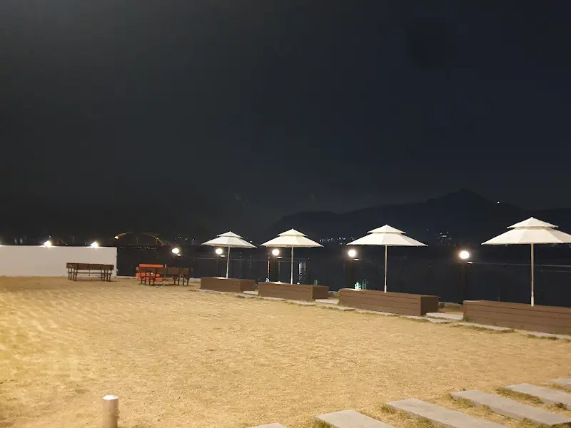 밤에 바라본 야외 테이블