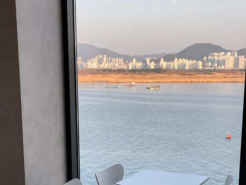 카페 내부에서 바라본 낙동강 풍경