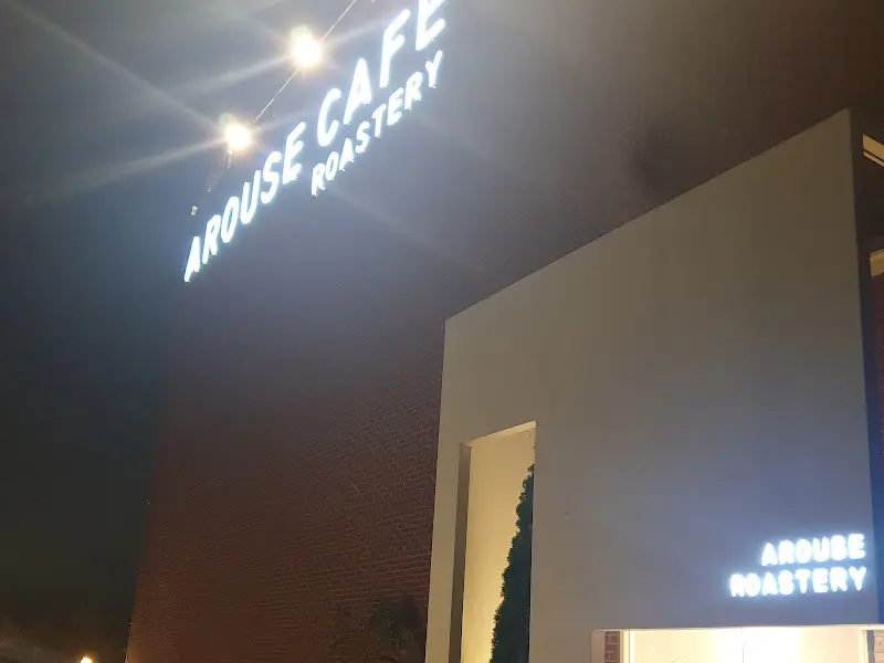 어라우즈 로스터리 카페 내부