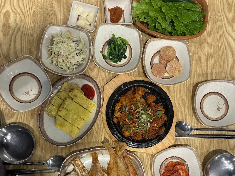 정갈하게 차려진 밑반찬들