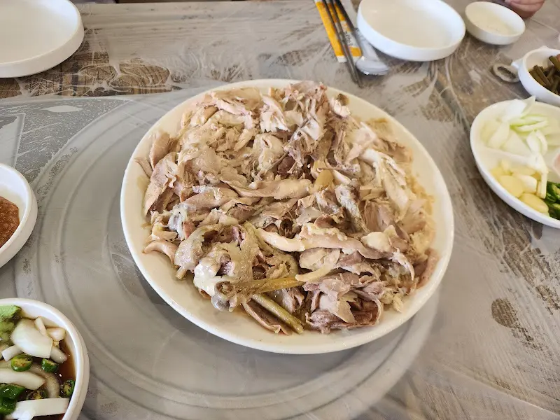 푸짐하게 담겨 나온 송이백숙