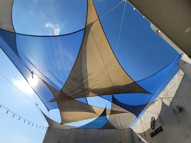 카페 외부 천장