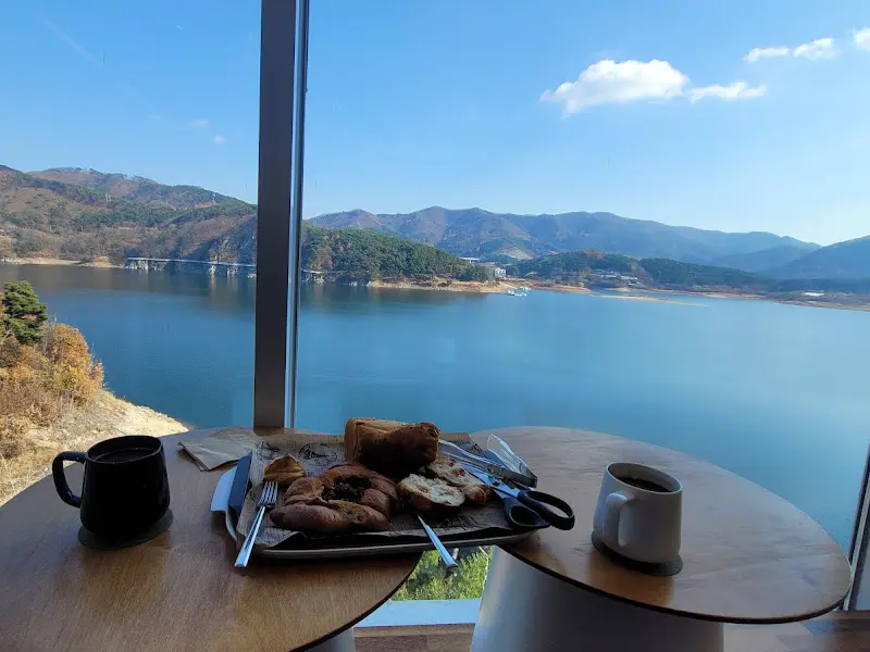 옥정호가 보이는 창가 좌석