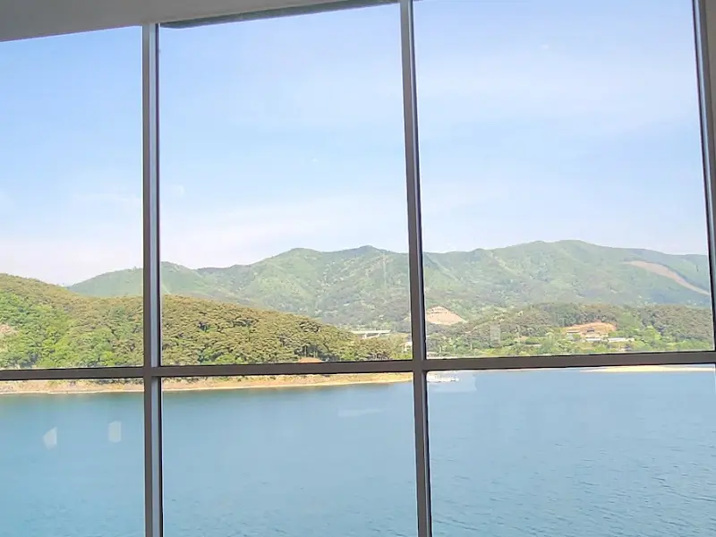 카페 내부에서 보이는 옥정호