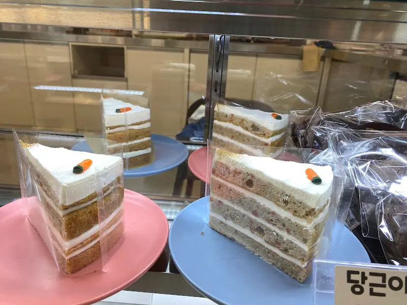 쇼케이스 안의 케이크