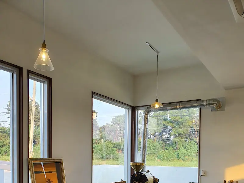 카페 내부 로스팅 기계