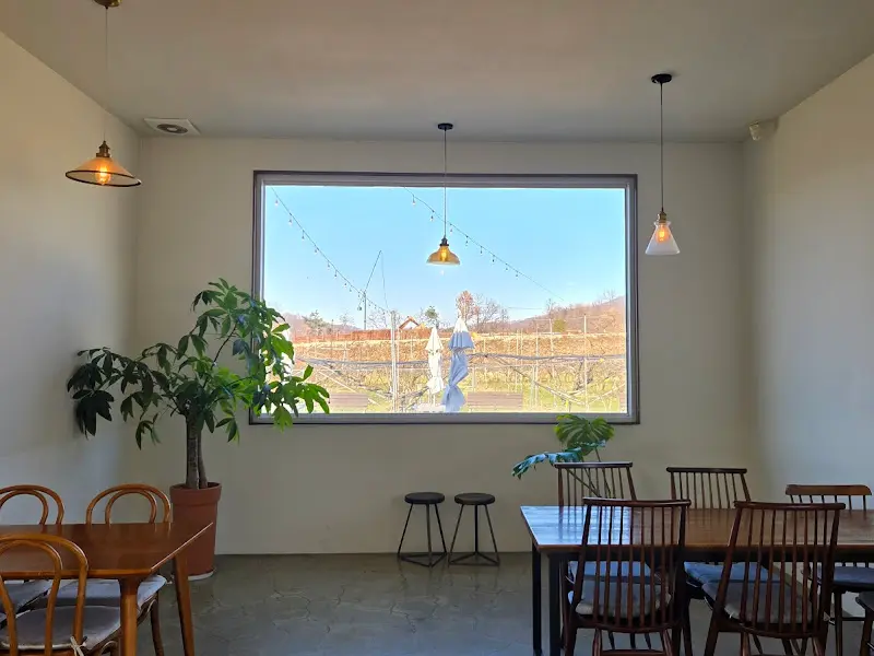 통창으로 보이는 배밭 풍경