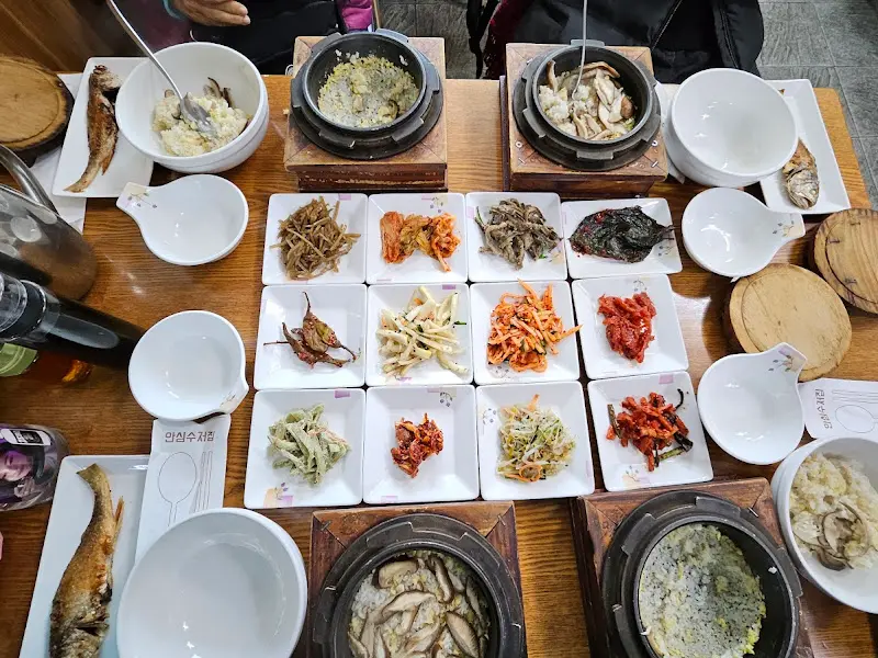 송이 돌솥밥과 다양한 반찬들