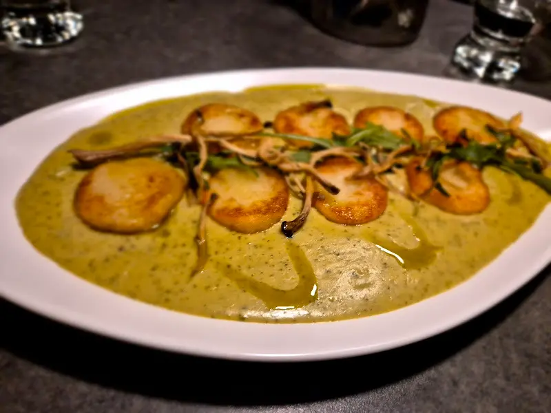 접시에 담긴 농어 스테이크 요리