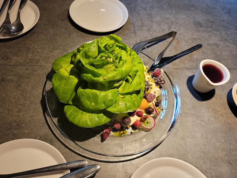 접시에 담긴 토마토 스튜 요리