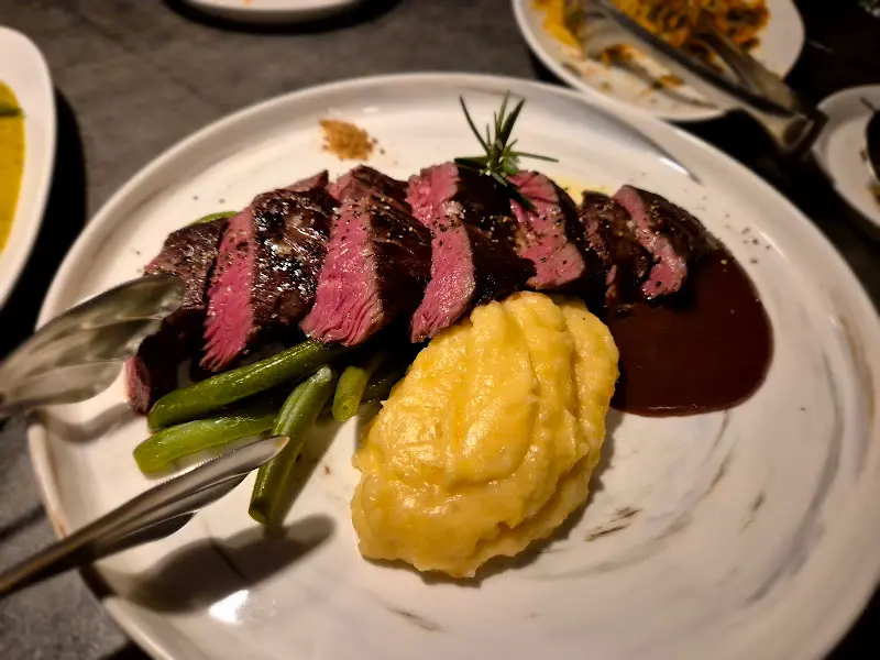 스테이크와 매쉬드 포테이토