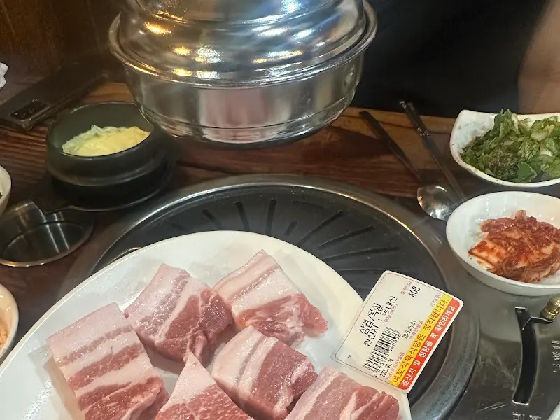 불판 위에 올려진 생삼겹살