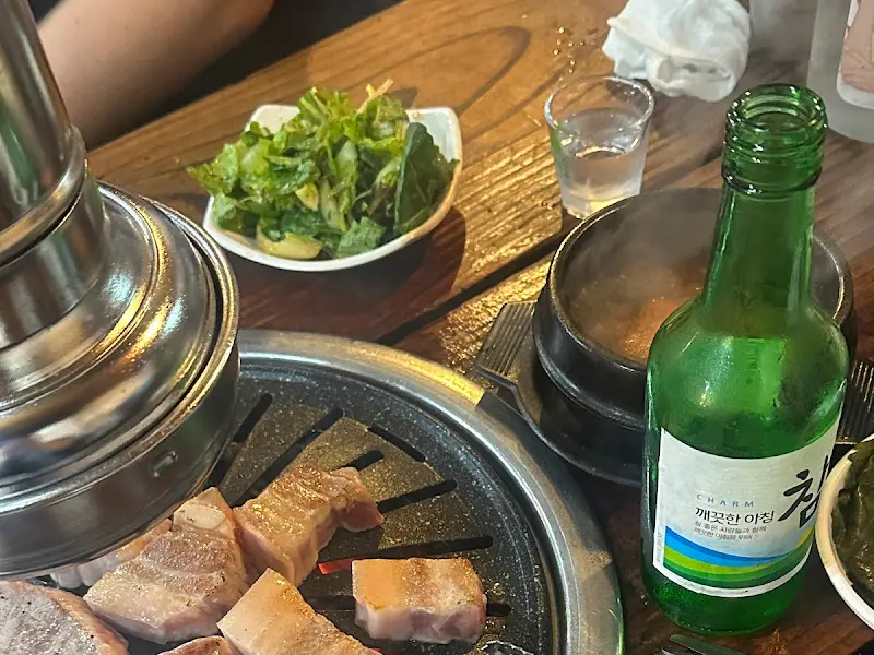 맛있게 익어가는 삼겹살과 술