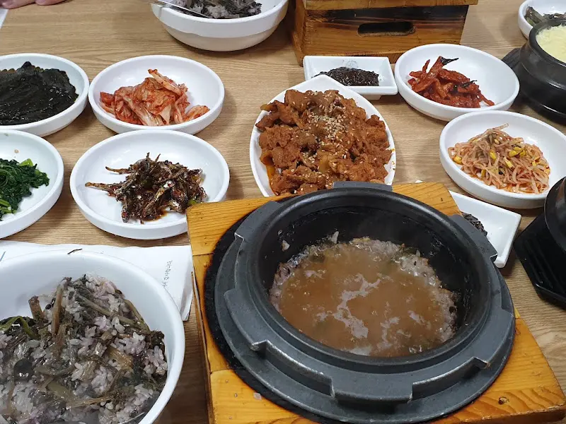돌솥밥 정식 한 상