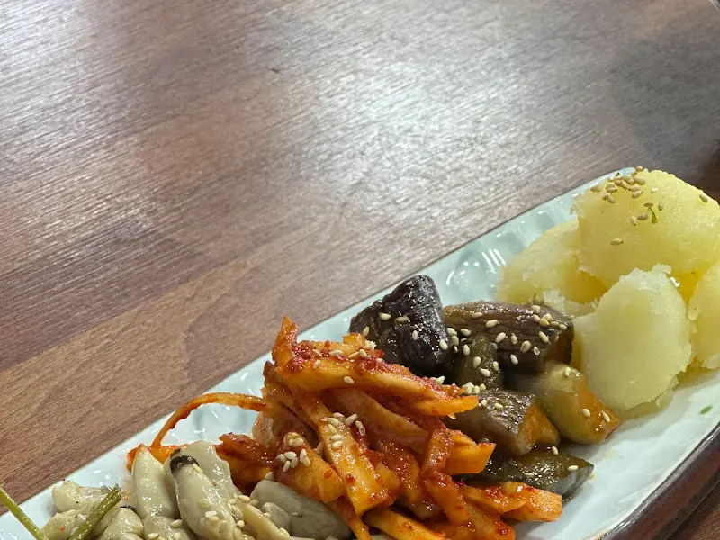 다양한 밑반찬이 정갈하게 담겨 나온 모습