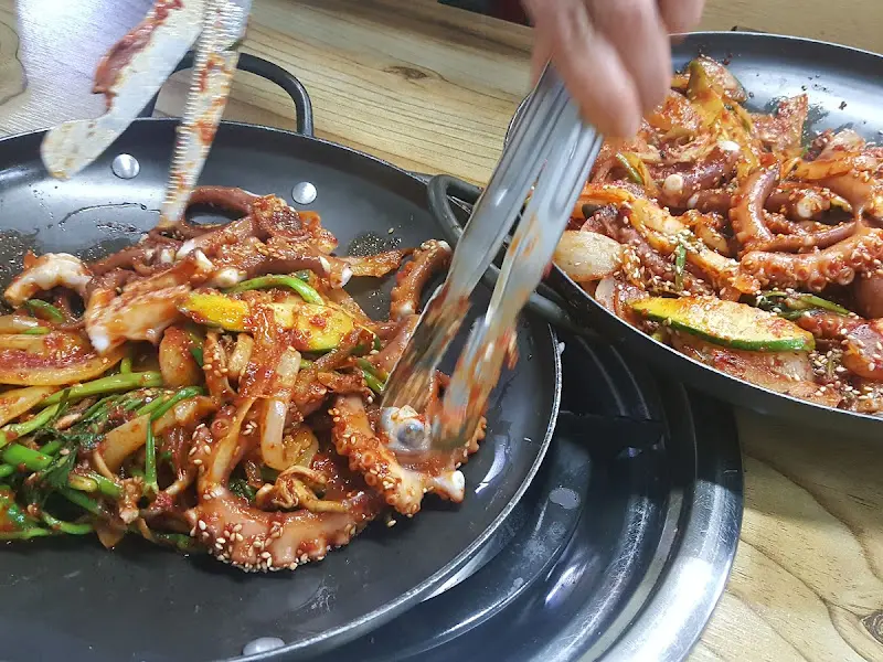 낙지볶음 요리 장면