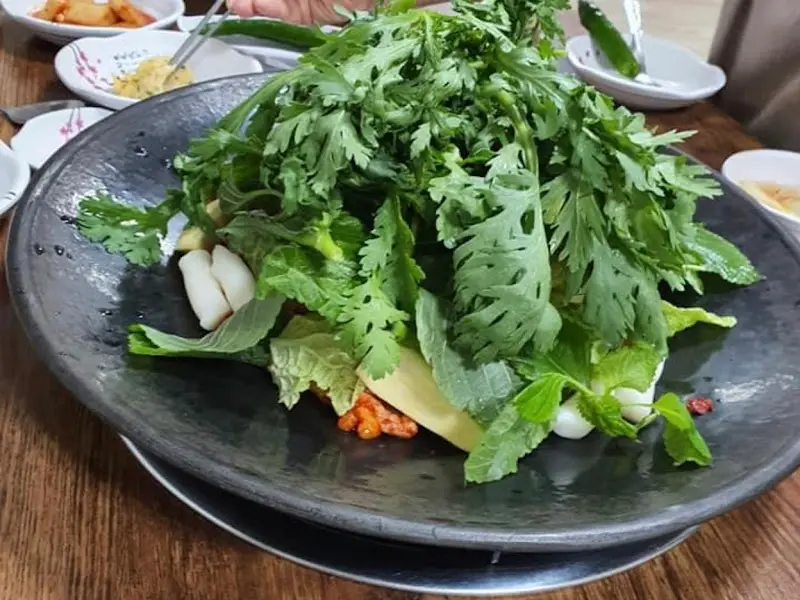 산처럼 쌓인 채소