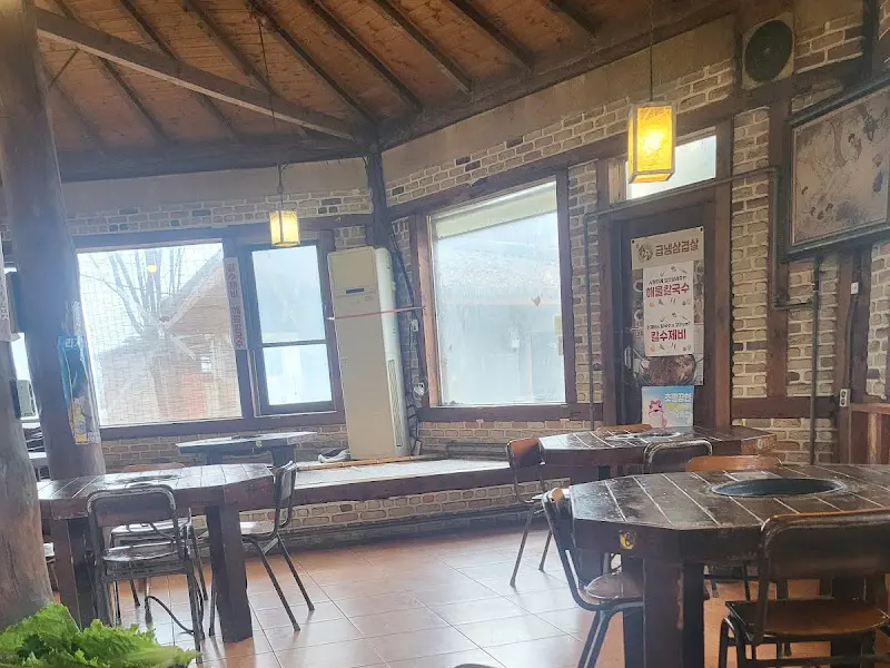 넓고 정돈된 식당 내부