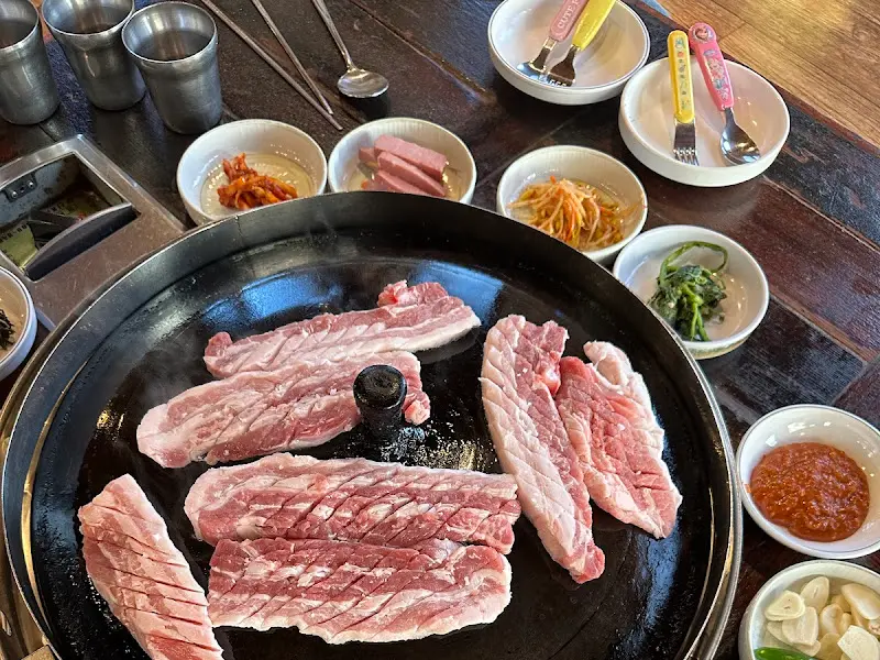 다양한 밑반찬과 솥뚜껑