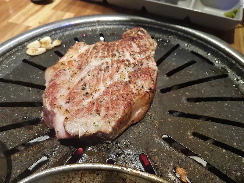 지글지글 익어가는 삼겹살