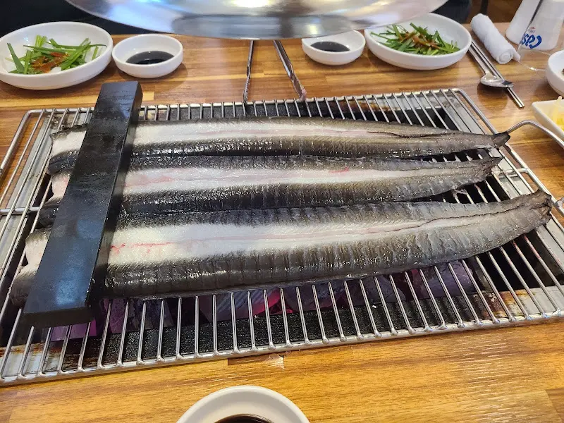 숯불에 구워지는 장어