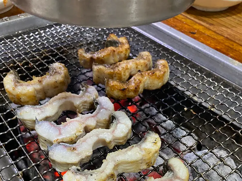 숯불 위에서 익어가는 장어