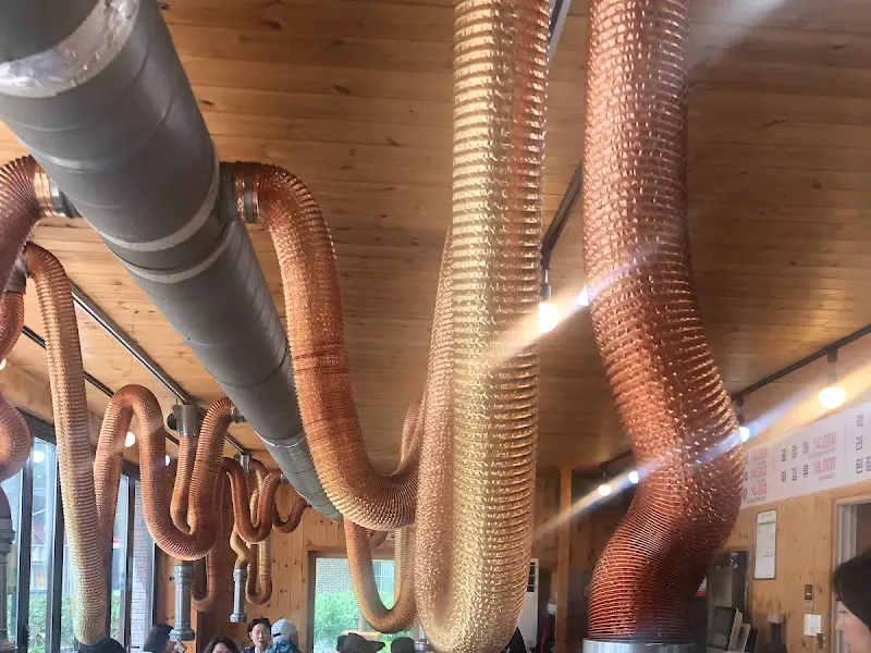 식당 내부 천장에 설치된 환풍 시설