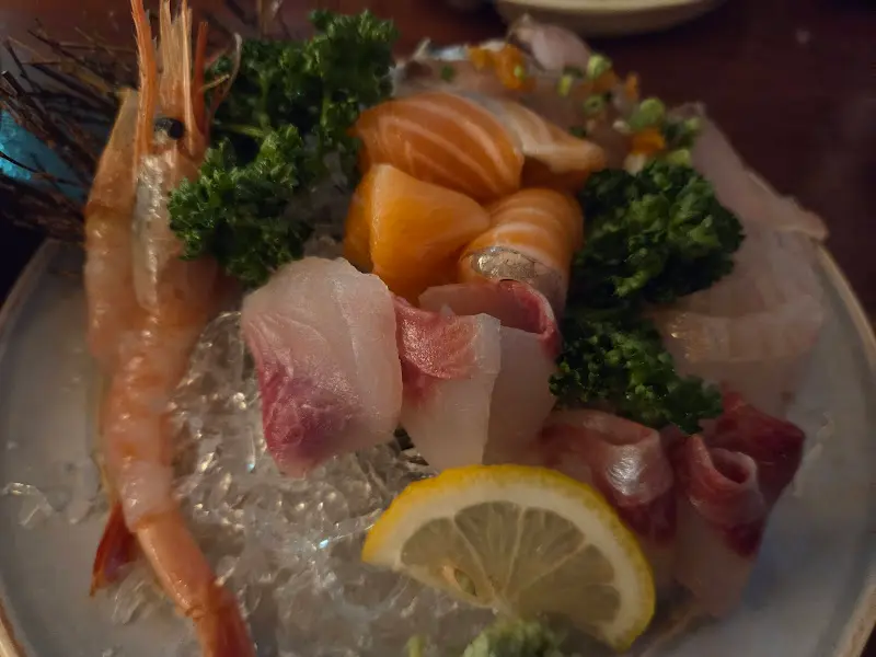 다양한 종류의 회와 해산물이 담긴 플레이트