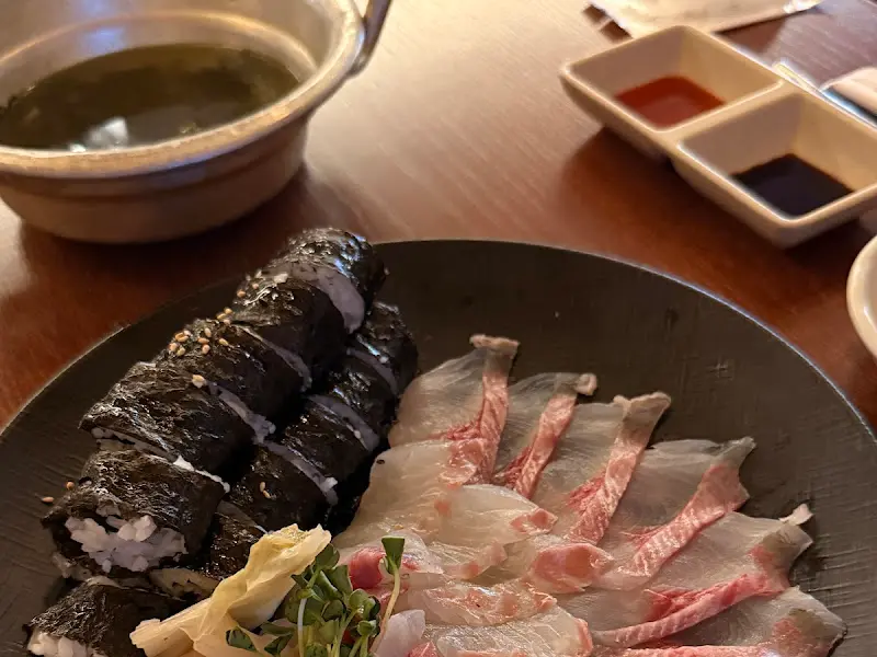 김밥과 회가 함께 놓인 접시