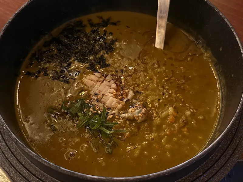 새우와 채소가 들어간 매콤한 탕