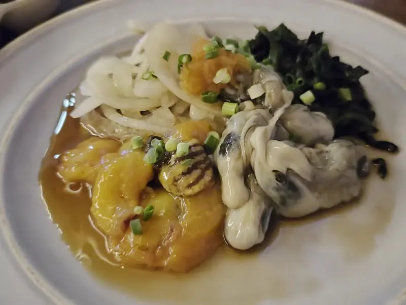 해산물과 채소가 담긴 접시