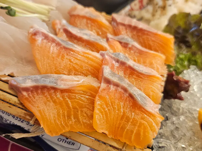 얇게 썰린 연어회
