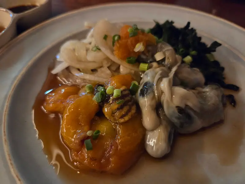 해산물과 채소가 담긴 접시