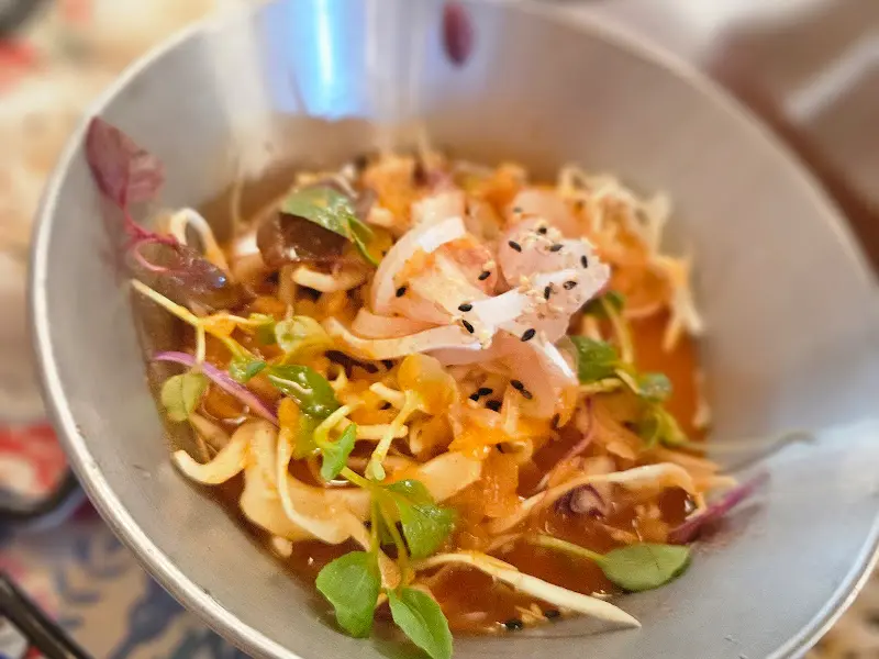 해산물과 소스가 담긴 그릇