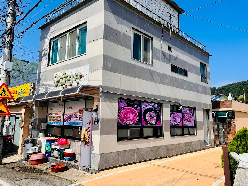 깔끔한 외관의 식당 건물