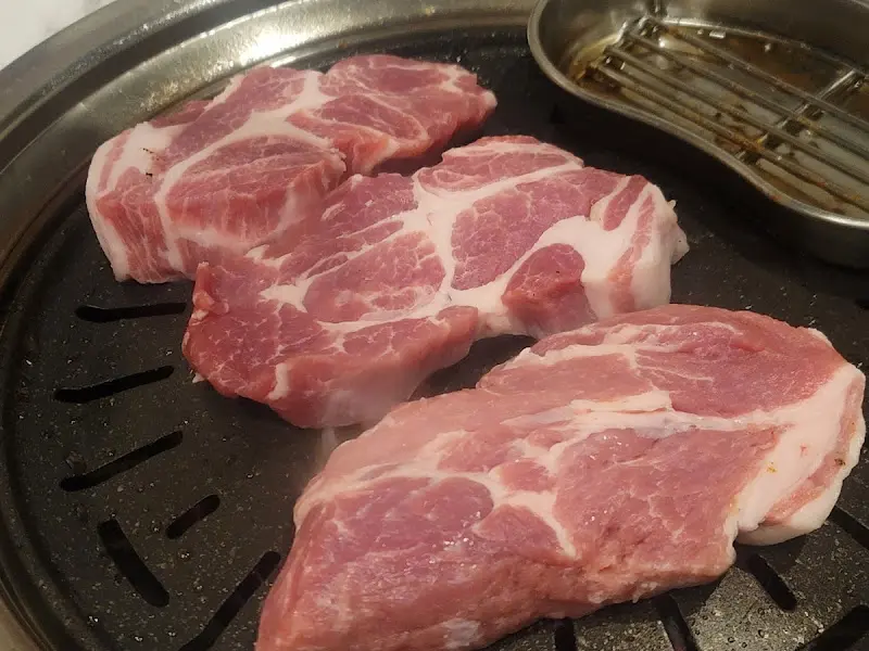 불판 위에서 익어가는 핑크빛 목살