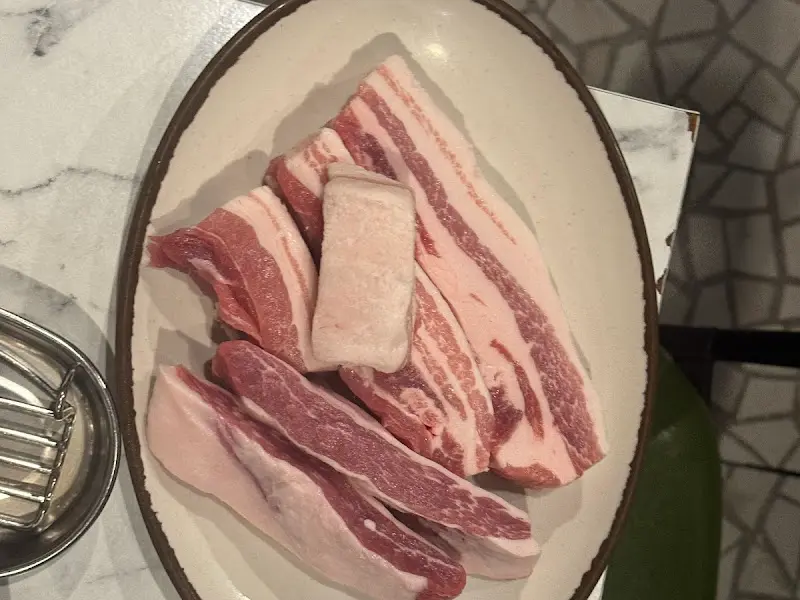 고소한 기름이 좔좔 흐르는 삼겹살