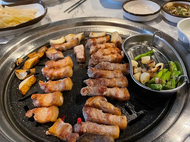 노릇노릇 구워진 삼겹살과 관자