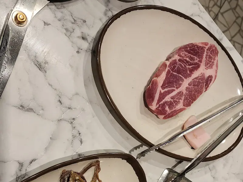 고기 한 점 음미해볼까?